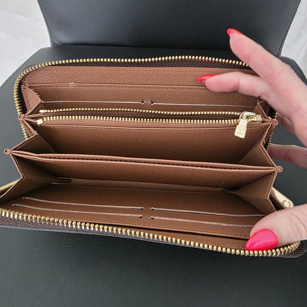 Authentic Louis Vuitton Zippy Monogram Wallet - Picture 6 of 8